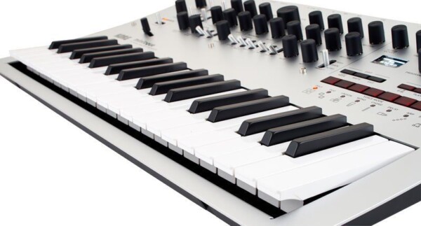 Аналоговий синтезатор Korg Minilogue фото 6